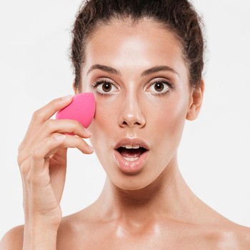 5 Tanda Beautyblender Sudah Harus Diganti, Jangan Dipakai Terus!