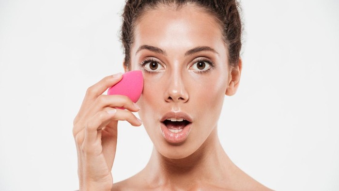 5 Tanda Beautyblender Sudah Harus Diganti, Jangan Dipakai Terus!