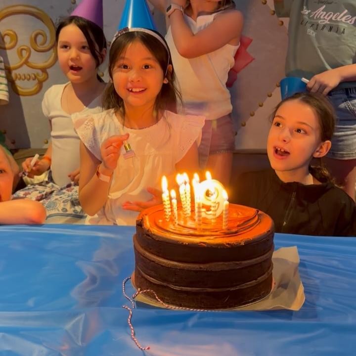 <p>Acha menuliskan ucapan terima kasih kepada orang-orang yang sudah memberikan ucapan selamat dan mengirimkan doa untuk Brie di hari ulang tahun putrinya ini. "<em>Happy 9th birthday</em> Bridgia Kalina.. terimakasih <em>Aunties and Uncles</em> atas ucapan nya," tulis Acha. (Foto: Instagram @septriasaacha)</p>