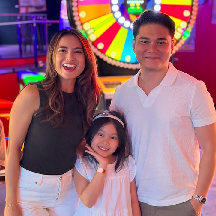 <p>Di acara ulang tahun ini, Acha tampak menemani sang putri bersama mantan suaminya. Keduanya terlihat begitu kompak merayakan ulang tahun Brie bersama teman-teman sebayanya. Acha bakhkan membagikan foto kebersamaannya dengan Vicky dan sang putri Brie di akun media sosialnya. (Foto: Instagram @septriasaacha)</p>