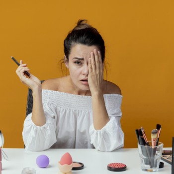 8 Alasan yang Membuat Makeup Waterproof Kamu Tetap Luntur