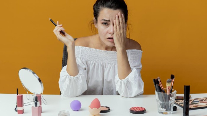 8 Alasan yang Membuat Makeup Waterproof Kamu Tetap Luntur
