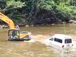 Viral Ambulans Diangkut Ekskavator Seberangi Sungai, Sopir Sebut Tak Bawa Pasien
