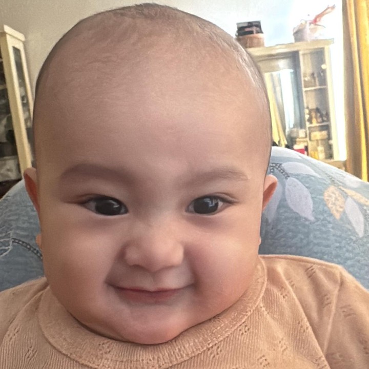 <p>Sejak Arjuna lahir, Putri sering membagikan potret putranya itu di Instagram. Arjuna yang usianya belum genap setahun tumbuh menjadi anak yang menggemaskan. Baru-baru ini, Putri membagikan potret putranya yang tampak tersenyum ke kamera. "Selalu tersenyum yah sayang bunda," tulis sang penyanyi dalam <em>caption</em> postingannya. (Foto: Instagram @putriisnari3)</p>