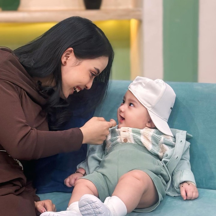 <p>Meski belum genap setahun, Arjuna sudah sering diajak jalan-jalan oleh ibundanya. Beberapa waktu lalu, Putri mengajak anaknya ke aquarium besar untuk mengenalkan hewan laut. Baru-baru ini, Putri membawa putranya itu ke salah satu stasiun TV untuk menemaninya bekerja. (Foto: Instagram @putriisnari3)</p>