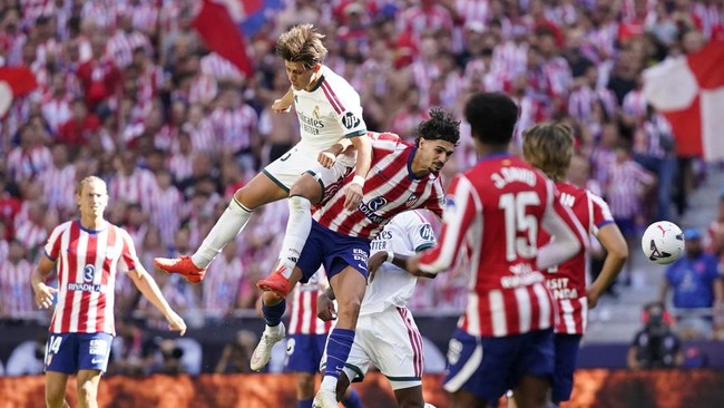 Soccer Football - LaLiga - Atletico Madrid v Real Madrid - Riyadh Air Metropolitano, Madrid, Spain - September 20, 2026 Real Madrid's Arda Guler in action with Atletico Madrid's Johnny Cardoso REUTERS/Ana Beltran