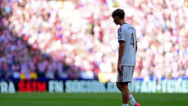 Soccer Football - LaLiga - Atletico Madrid v Real Madrid - Riyadh Air Metropolitano, Madrid, Spain - September 20, 2026 Real Madrid's Dean Huijsen walks off the pitch after he is shown a red card by referee Miguel Angel Ortiz Arias REUTERS/Juan Barbo