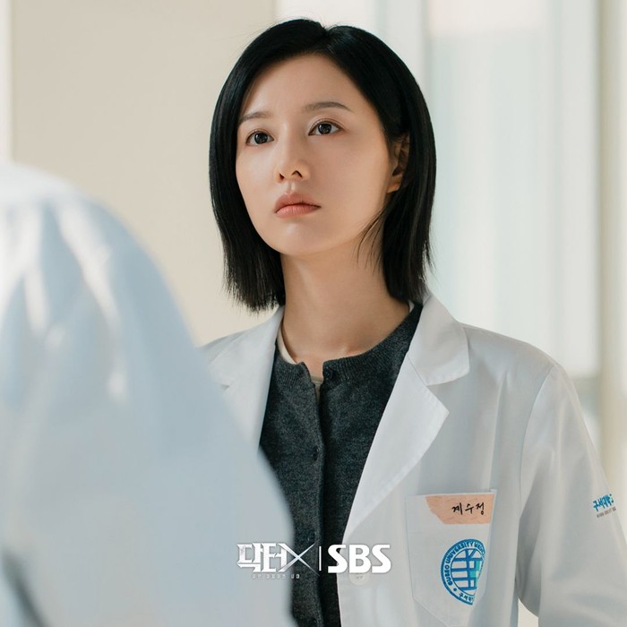 Bahkan, Soo Jung mendominasi hierarki Rumah Sakit Universitas Guseo yang korup seorang diri berkat keahliannya yang tak tertandingi./ Foto: instagram.com/sbsdrama.official