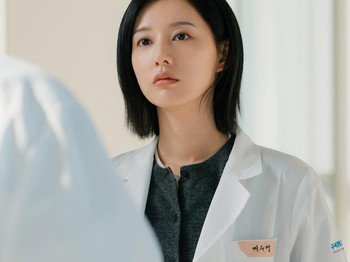 Bahkan, Soo Jung mendominasi hierarki Rumah Sakit Universitas Guseo yang korup seorang diri berkat keahliannya yang tak tertandingi./ Foto: instagram.com/sbsdrama.official