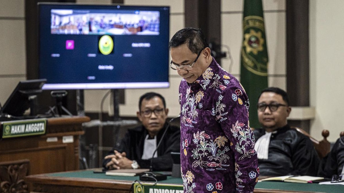 Bupati Pati nonaktif Sudewo (tengah) menjalani sidang tuntutan kasus dugaan suap dan gratifikasi proyek Direktorat Jenderal Perkeretaapian (DJKA) Kementerian Perhubungan serta dugaan pemerasan dalam seleksi perangkat desa Kabupaten Pati di Pengadilan