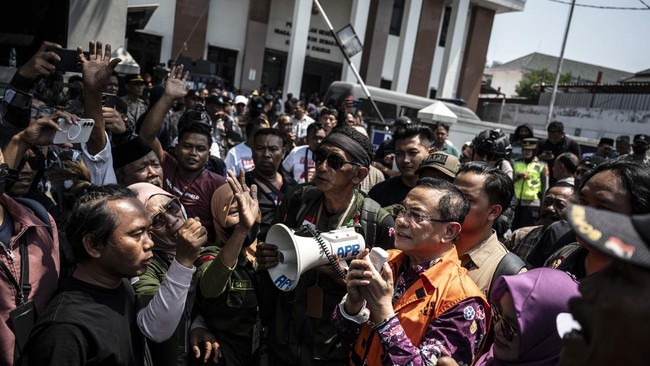 Bupati Pati nonaktif Sudewo (ketiga kanan) menyapa pendukungnya usai mengikuti sidang tuntutan kasus dugaan suap dan gratifikasi proyek Direktorat Jenderal Perkeretaapian (DJKA) Kementerian Perhubungan serta dugaan pemerasan dalam seleksi perangkat d