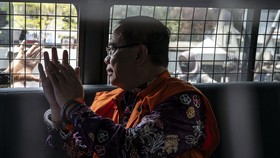 Bupati Pati nonaktif Sudewo (tengah) berada di mobil tahanan usai mengikuti sidang tuntutan kasus dugaan suap dan gratifikasi proyek Direktorat Jenderal Perkeretaapian (DJKA) Kementerian Perhubungan serta dugaan pemerasan dalam seleksi perangkat desa