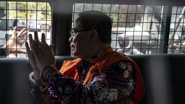 Bupati Pati nonaktif Sudewo (tengah) berada di mobil tahanan usai mengikuti sidang tuntutan kasus dugaan suap dan gratifikasi proyek Direktorat Jenderal Perkeretaapian (DJKA) Kementerian Perhubungan serta dugaan pemerasan dalam seleksi perangkat desa
