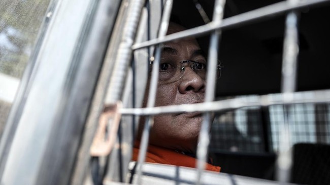Bupati Pati nonaktif Sudewo (tengah) berada di mobil tahanan usai mengikuti sidang tuntutan kasus dugaan suap dan gratifikasi proyek Direktorat Jenderal Perkeretaapian (DJKA) Kementerian Perhubungan serta dugaan pemerasan dalam seleksi perangkat desa
