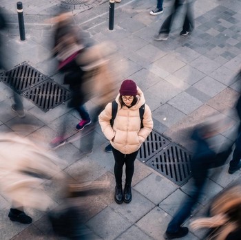 Bystander Effect, Fenomena Mengapa Orang Ragu Menolong saat di Keramaian