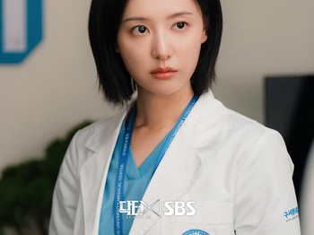 Dalam drama adaptasi serial Jepang populer ini, Kim Ji Won bertransformasi sebagai Gye Soo Jung, dokter bedah jenius yang dikirim oleh agensi penyedia jasa dokter/ Foto: instagram.com/sbsdrama.official