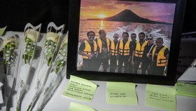 Bingkai foto dan bunga mawar berada di atas meja saat doa bersama untuk jurnalis dan awak kapal yang hilang kontak di Carita, Pandeglang, Banten, Kamis (17/9/2026). Keluarga dan tim SAR gabungan menggelar doa bersama pada hari terakhir operasi pencar