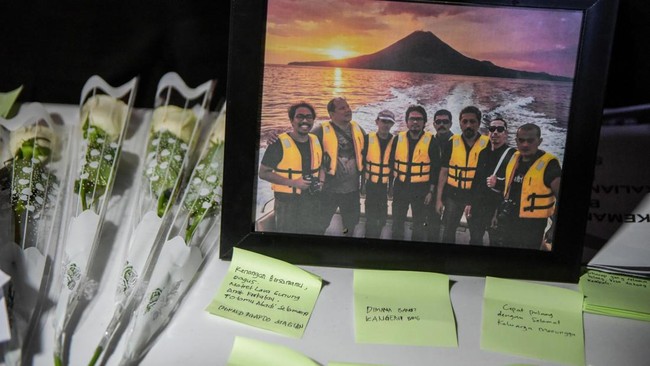 Bingkai foto dan bunga mawar berada di atas meja saat doa bersama untuk jurnalis dan awak kapal yang hilang kontak di Carita, Pandeglang, Banten, Kamis (17/9/2026). Keluarga dan tim SAR gabungan menggelar doa bersama pada hari terakhir operasi pencar
