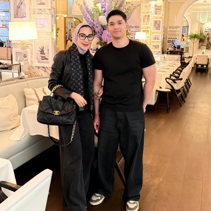 <p>Pada akhir tahun lalu, Erin sempat membagikan potret bersama Dio yang baru saja pindah ke Inggris. Di unggahan ini, Erin tak lupa menuliskan doanya untuk sang putra. "Semoga Tuhan memberkatimu, Nak, dan semoga Allah SWT senantiasa melindungimu di mana pun dan kapan pun kamu berada," ungkap Erin. (Foto: Instagram @erintaulany)</p>