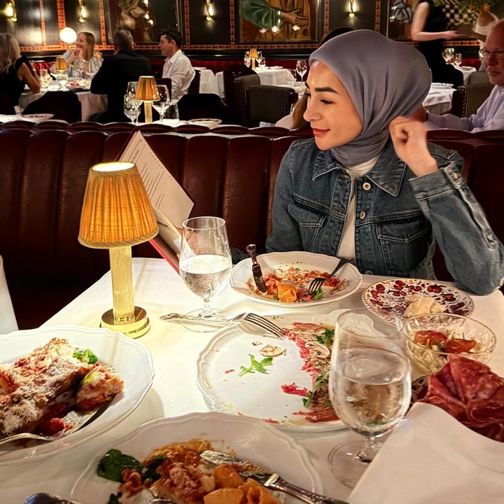 <p>Sejak Dio memutuskan kuliah di London, Erin memang lebih sering bolak-balik Indonesia-Inggris. Selama berada di Negeri Ratu Elizabeth ini, Erin banyak menghabiskan waktu dengan sang putra. Selain menikmati jalanan kota London, Erin juga menyempatkan diri untuk kulineran. (Foto: Instagram @erintaulany)</p>
