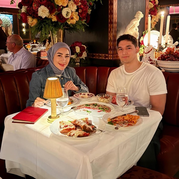 <p>Di potret yang dibagikan di media sosial, Erin menunjukkan berbagai menu makanan yang dicobanya bersama sang putra selama di London. Dio tampaknya sudah bisa beradaptasi tinggal di Inggris. "Dia menemukan meja (tempat) favoritnya di London," tulis Erin di unggahan ini. (Foto: Instagram @erintaulany)</p>
