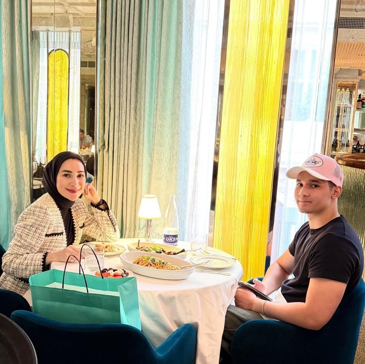 <p>Mantan istri Andre Taulany, Erin Anthony, kini tengah menjalani peran sebagai <em>single mom</em>. Sejak bercerai dari Andre, Erin disibukkan dengan aktivitas mendampingi dan membesarkan ketiga anaknya yang masih menempuh pendidikan. Beberapa waktu lalu, Erin pernah membagikan potret kebersamaannya dengan anak pertamanya Ardio Raihansyah Taulany atau akrab disapa Dio. (Foto: Instagram @erintaulany)</p>