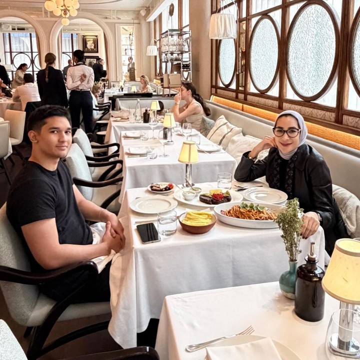 <p>Melalui unggahan di Instagram, Erin membagikan potret <em>quality time</em>-nya dengan Dio saat kulineran di London, Inggris. Perlu diketahui, saat ini Dio tengah menempuh pendidikan di Inggris. Dio diketahui melanjutkan studi perguruan tinggi di Bayes Business School di London, Inggris. (Foto: Instagram @erintaulany)</p>
