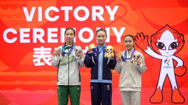 Pewushu Indonesia Eugenia Diva Widodo (kanan), pewushu Hongkong Lydia Sham (tengah), pewushu Makau Sou Cho Man (kiri) berfoto bersama dengan memegang medali wushu nomor taolu changquan putri Asian Games Aichi-Nagoya 2026 di Aichi Prefectural Martial