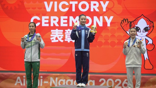 Pewushu Indonesia Eugenia Diva Widodo (kanan), pewushu Hongkong Lydia Sham (tengah), pewushu Makau Sou Cho Man (kiri) berfoto bersama dengan memegang medali wushu nomor taolu changquan putri Asian Games Aichi-Nagoya 2026 di Aichi Prefectural Martial