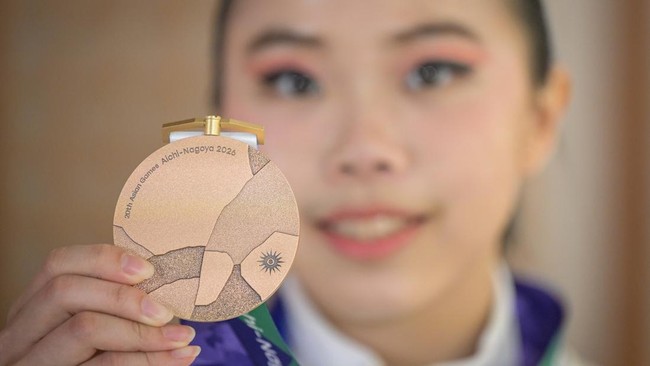 Pewushu Indonesia Eugenia Diva Widodo berpose dengan medali perunggu wushu nomor taolu changquan putri Asian Games Aichi-Nagoya 2026 di Aichi Prefectural Martial Arts Hall, Aichi, Jepang, Senin (21/9/2026). Eugenia Diva Widodo berhasil meraih medali