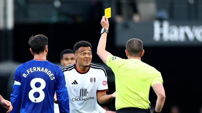 Soccer Football - Premier League - Fulham v Manchester United - Craven Cottage, London, Britain - September 20, 2026 Fulham's Rodrigo Muniz is shown a yellow card by referee Peter Bankes Action Images via Reuters/Peter Cziborra