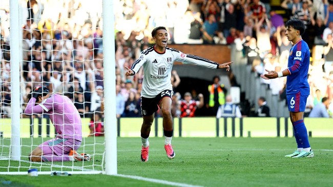 Soccer Football - Premier League - Fulham v Manchester United - Craven Cottage, London, Britain - September 20, 2026 Fulham's Josh King celebrates their first goal, an own goal scored by Manchester United's Lisandro Martinez Action Images via Reuters