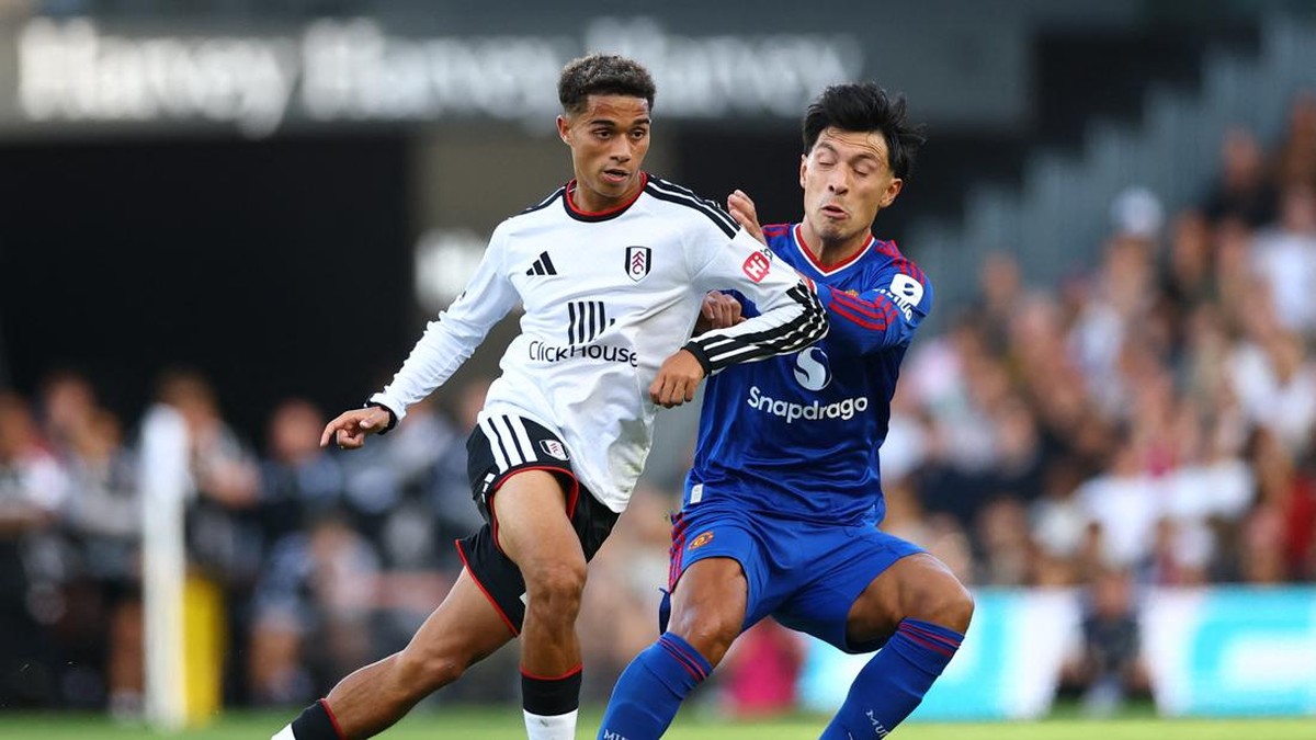Soccer Football - Premier League - Fulham v Manchester United - Craven Cottage, London, Britain - September 20, 2026 Fulham's Josh King in action with Manchester United's Lisandro Martinez Action Images via Reuters/Peter Cziborra