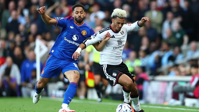 Soccer Football - Premier League - Fulham v Manchester United - Craven Cottage, London, Britain - September 20, 2026 Manchester United's Matheus Cunha in action with Fulham's Antonee Robinson Action Images via Reuters/Peter Cziborra