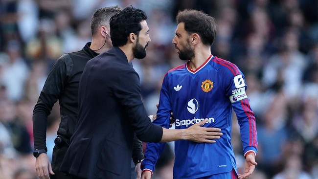 Soccer Football - Premier League - Fulham v Manchester United - Craven Cottage, London, Britain - September 20, 2026 Manchester United's Bruno Fernandes remonstrates with fourth official Chris Kavanagh as Fulham manager Alvaro Arbeloa looks on REUTER