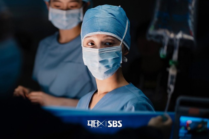 Ia selalu membuktikan makna sejati dari seorang dokter bedah hanya melalui keahlian operasinya yang luar biasa./ Foto: instagram.com/sbsdrama.official