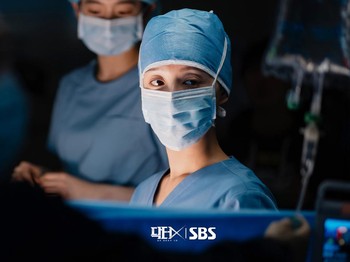 Ia selalu membuktikan makna sejati dari seorang dokter bedah hanya melalui keahlian operasinya yang luar biasa./ Foto: instagram.com/sbsdrama.official