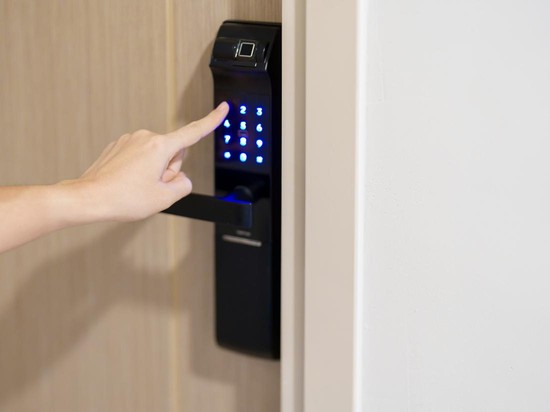 Ingin Pintu Rumah Lebih Praktis? Kenali 3 Pilihan Smart Door Lock Ini