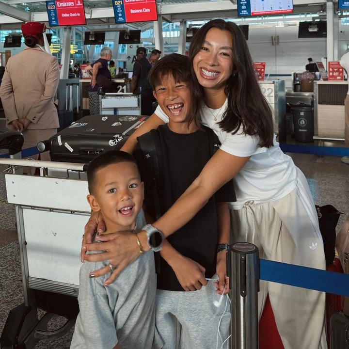 <p>Momen tersebut dibagikan Jennifer melalui sejumlah foto dan video di akun Instagram pribadinya. Ia memperlihatkan perjalanan bersama keluarga, mulai dari suasana di bandara hingga berada di dalam pesawat menuju Jerman.&nbsp;(Foto: Instagram @jenniferbachdim)</p>