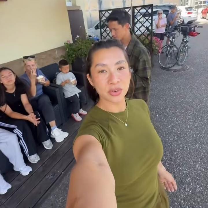 <p>Pasangan Jennifer dan Irfan Bachdim tengah menikmati waktu bersama anak-anaknya di kampung halaman Jennifer di Jerman. Kunjungan tersebut menjadi momen untuk melepas rindu dengan kakek dan nenek mereka. (Foto: Instagram @jenniferbachdim)</p>