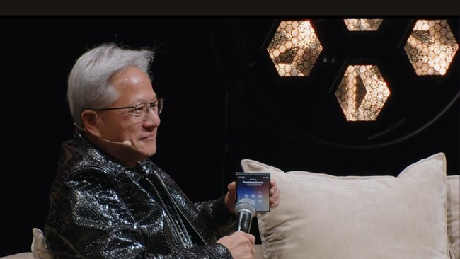 Jensen Huang terungkap menggunakan Samsung Galaxy Z Fold 8 saat ditelepon Presiden AS Donald Trump