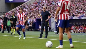 Soccer Football - LaLiga - Atletico Madrid v Real Madrid - Riyadh Air Metropolitano, Madrid, Spain - September 20, 2026 Atletico Madrid's Giuliano Simeone and Real Madrid coach Jose Mourinho REUTERS/Ana Beltran