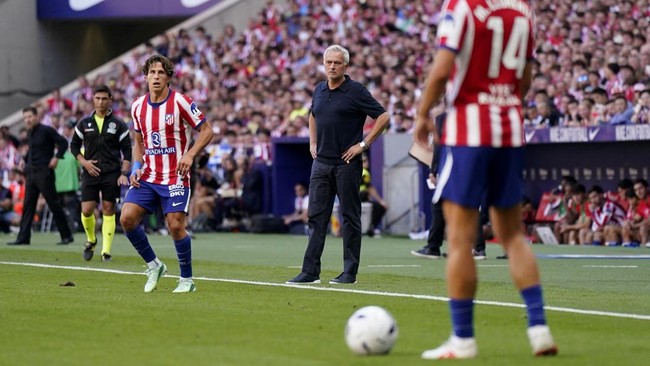 Soccer Football - LaLiga - Atletico Madrid v Real Madrid - Riyadh Air Metropolitano, Madrid, Spain - September 20, 2026 Atletico Madrid's Giuliano Simeone and Real Madrid coach Jose Mourinho REUTERS/Ana Beltran