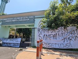 UINSA Disegel Mahasiswa, Ada Aksi Bakar-bakar Ban