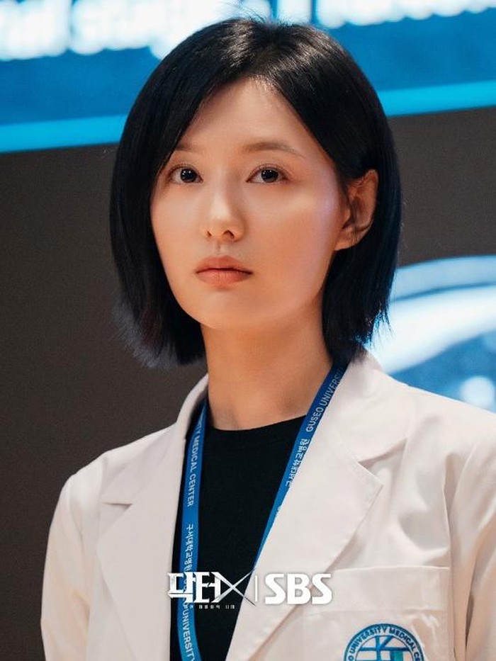 Setelah terakhir kali membintangi serial Queen of Tears pada 2024 lalu, aktris Kim Ji Won akhirnya segera comeback melalui drama Korea medis bernuansa noir, Doctor X./ Foto: instagram.com/sbsdrama.official