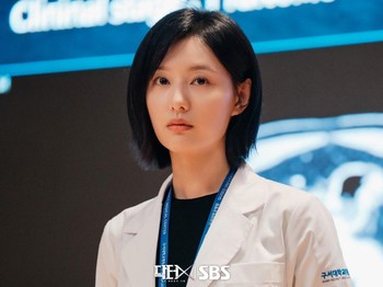 Setelah terakhir kali membintangi serial Queen of Tears pada 2024 lalu, aktris Kim Ji Won akhirnya segera comeback melalui drama Korea medis bernuansa noir, Doctor X./ Foto: instagram.com/sbsdrama.official