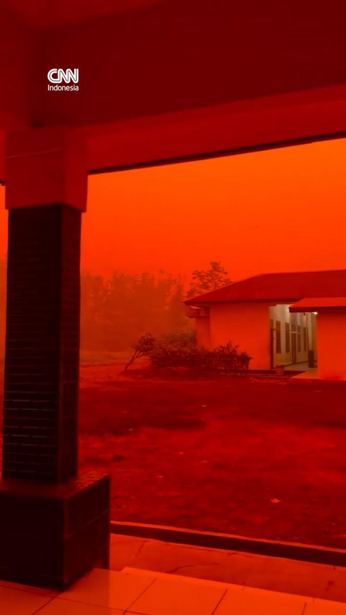 Langit Berubah Merah Akibat Karhutla di Kalimantan
