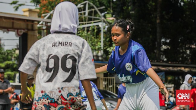 Sejumlah peserta mengikuti lomba permainan tradisional Hadang di SMPN 229 Jakarta, Senin (21/9). (CNN Indonesia/Febria Adha L).
