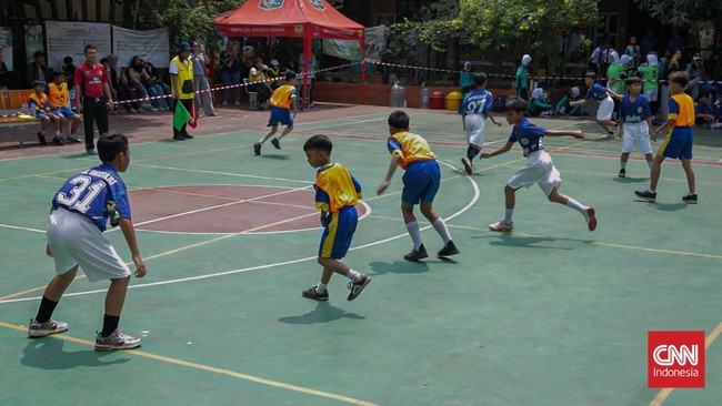 Sejumlah peserta mengikuti lomba permainan tradisional Hadang di SMPN 229 Jakarta, Senin (21/9). (CNN Indonesia/Febria Adha L).