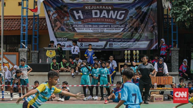 Sejumlah peserta mengikuti lomba permainan tradisional Hadang di SMPN 229 Jakarta, Senin (21/9). (CNN Indonesia/Febria Adha L).